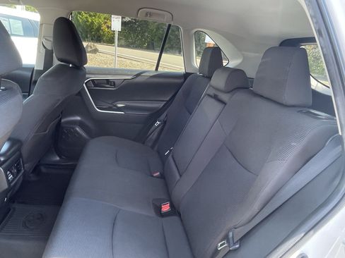 Used 2021 Toyota RAV4 LE AWD/4WD image 16