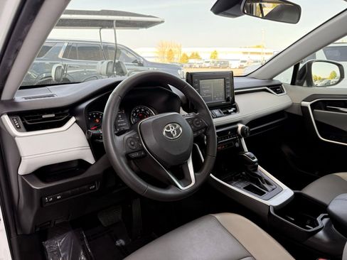 Used 2022 Toyota RAV4 XLE Premium image 17