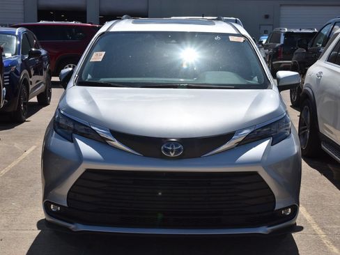 Used 2025 Toyota Sienna XLE FWD image 3