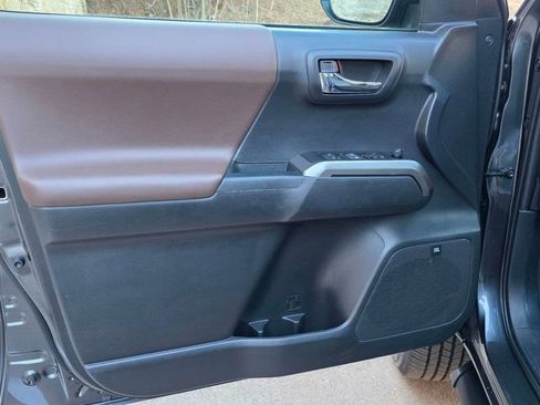 Used 2022 Toyota Tacoma Limited image 17