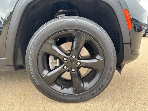 Used 2023 Jeep Grand Cherokee L Laredo AWD/4WD image 9