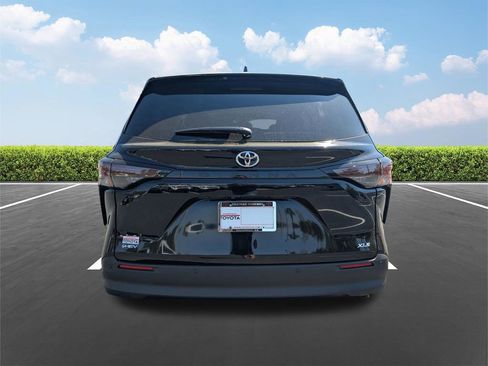 New 2026 Toyota Sienna XLE FWD image 5