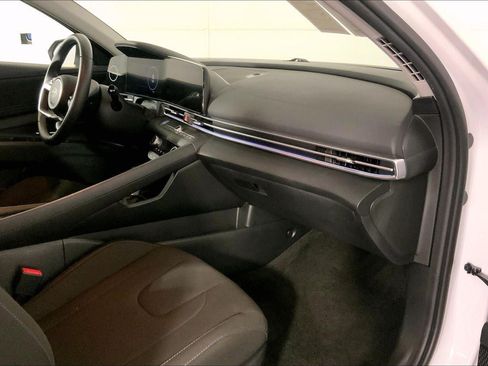 Used 2025 Hyundai Elantra SEL FWD image 19