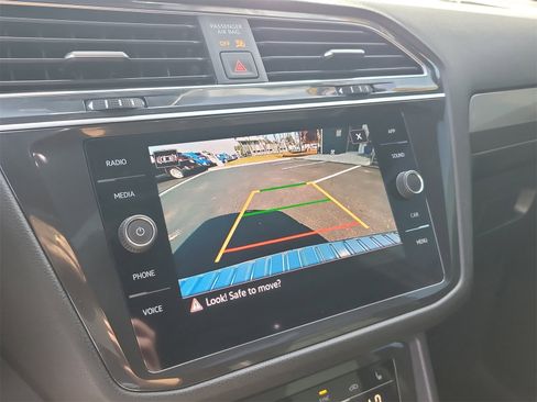 Used 2022 Volkswagen Tiguan SE R-Line image 25