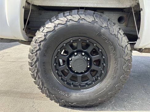 Used 2005 GMC Sierra 2500 SLE w/ Skid Plate Package AWD/4WD image 17