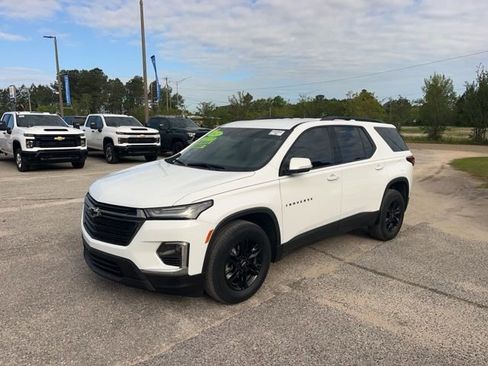 Used 2023 Chevrolet Traverse LT image 2