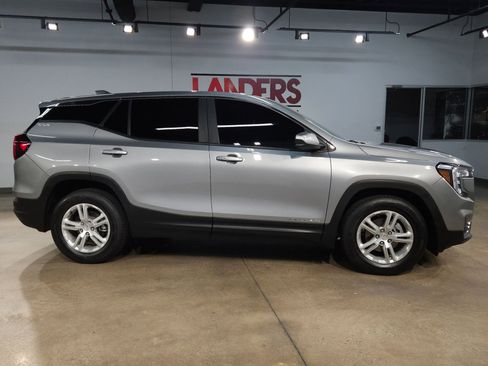 Used 2023 GMC Terrain SLE image 8