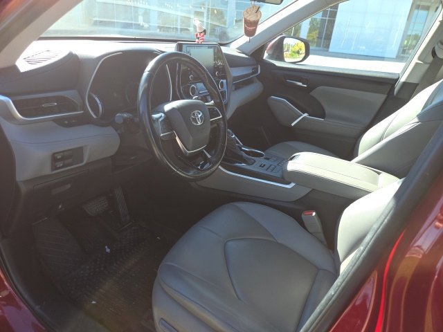 Used 2020 Toyota Highlander XLE AWD/4WD image 43