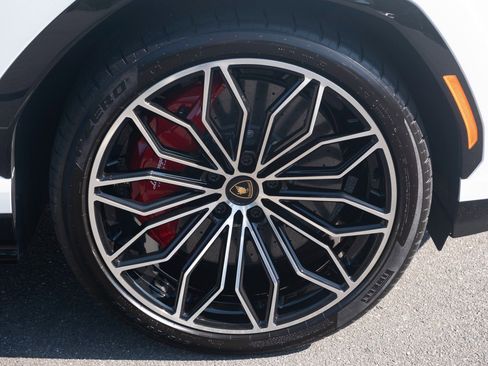 Used 2025 Lamborghini Urus SE AWD/4WD image 30