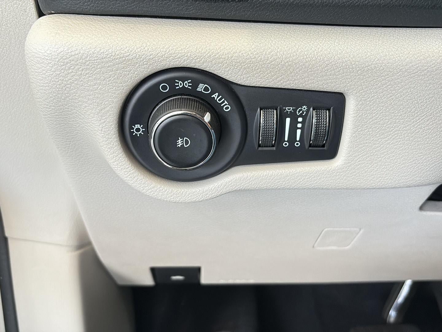 Used 2023 Chrysler Pacifica Touring-L FWD image 14