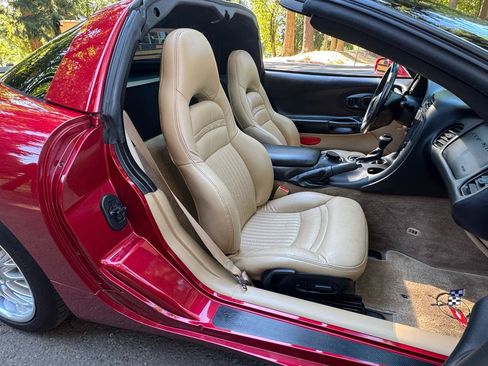 Used 2002 Chevrolet Corvette Coupe w/ Preferred Equipment Group1 RWD image 29
