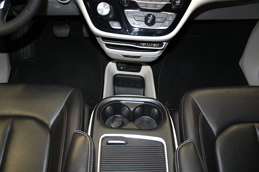 Certified 2024 Chrysler Pacifica Touring-L FWD image 21