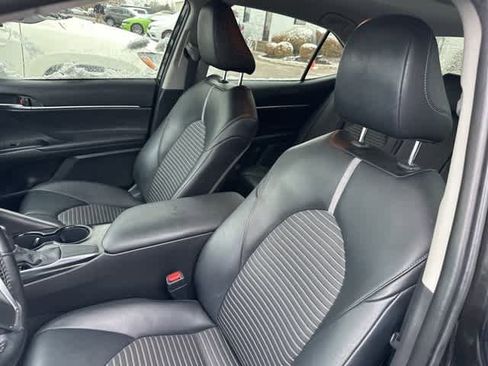 Used 2020 Toyota Camry SE image 3