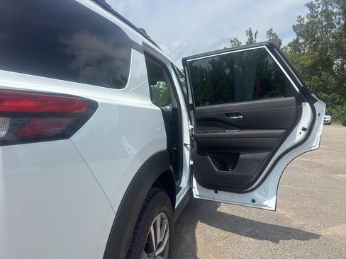 Used 2026 Nissan Pathfinder SL FWD image 22