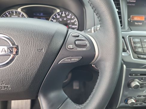 Used 2018 Nissan Pathfinder SL image 14