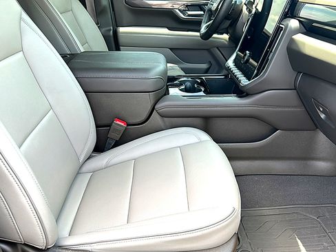 Used 2025 GMC Yukon Elevation AWD/4WD image 25