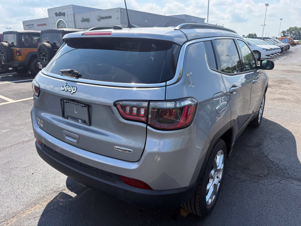 Certified 2024 Jeep Compass Latitude AWD/4WD image 3