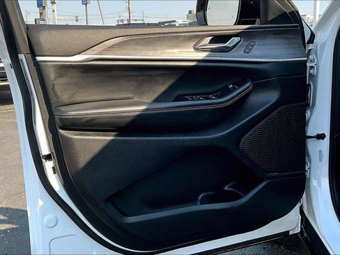 Used 2024 Jeep Grand Cherokee L Limited w/ Luxury Tech Group II image 25