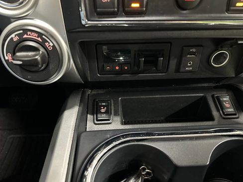 Used 2017 Nissan Titan SV AWD/4WD image 23