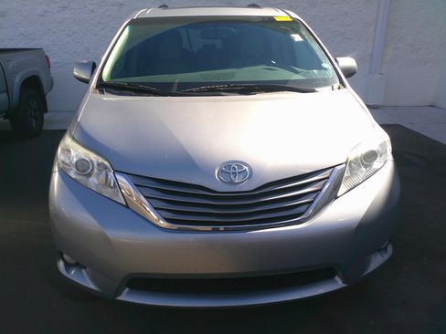 Used 2017 Toyota Sienna XLE image 3