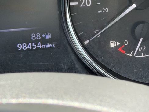 Used 2018 Nissan Rogue Sport SL FWD image 23
