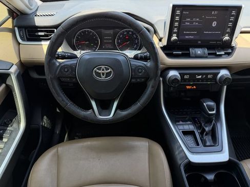 Used 2019 Toyota RAV4 XLE Premium FWD image 11