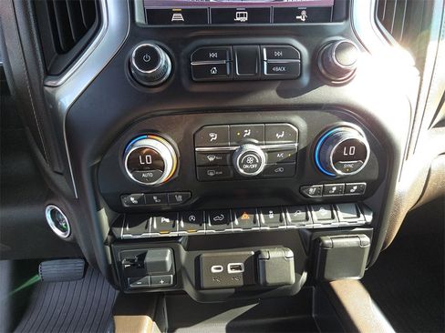 Used 2022 Chevrolet Silverado 1500 LTZ image 24