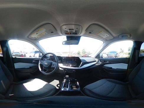Used 2025 Chevrolet Trax LT FWD image 40