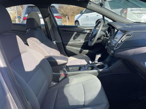 Used 2018 Chevrolet Cruze LT w/ Sun And Sound Package image 12