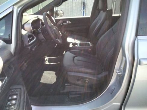 New 2026 Chrysler Pacifica Select AWD/4WD image 9