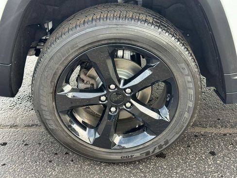 Certified 2023 Jeep Grand Cherokee Altitude image 8