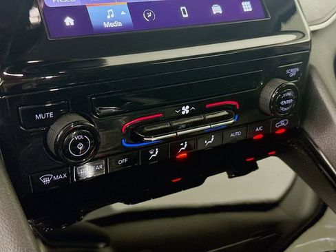 Used 2023 Jeep Grand Cherokee Laredo image 16