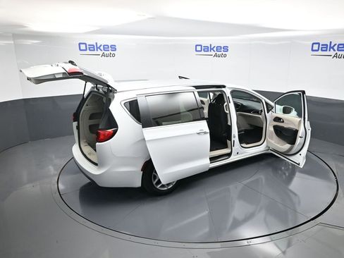 Used 2018 Chrysler Pacifica Touring Plus w/ Tire & Wheel Group image 58