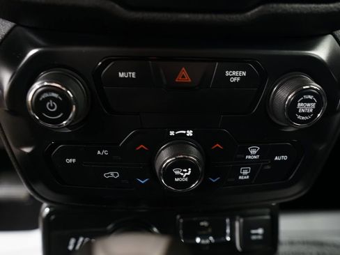 Used 2018 Jeep Renegade Latitude image 29