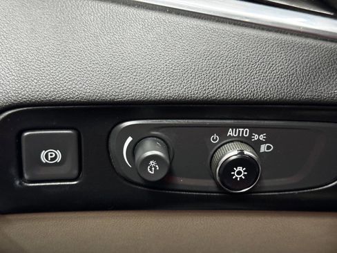 Used 2021 Buick Enclave Essence image 29