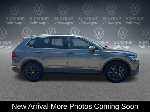 Used 2023 Volkswagen Tiguan SE w/ Panoramic Sunroof Package FWD image 3