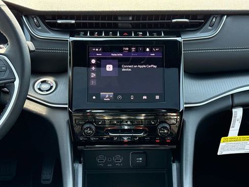 New 2025 Jeep Grand Cherokee Altitude image 15