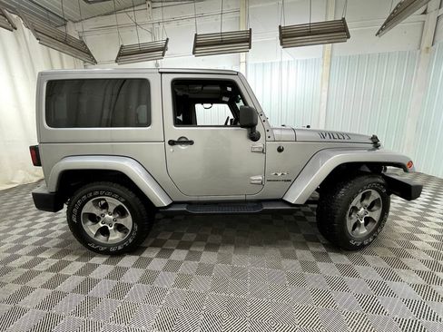 Used 2018 Jeep Wrangler Sahara w/ Connectivity Group AWD/4WD image 16