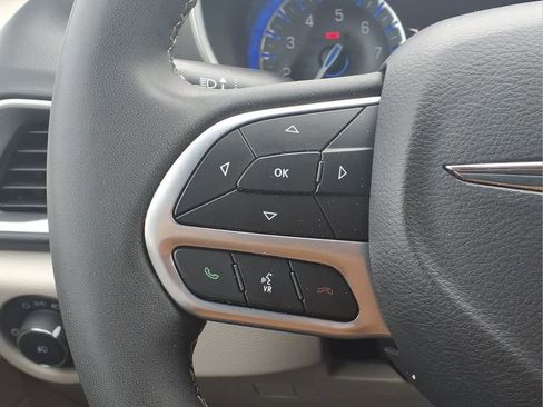 Used 2023 Chrysler Pacifica Touring-L image 15