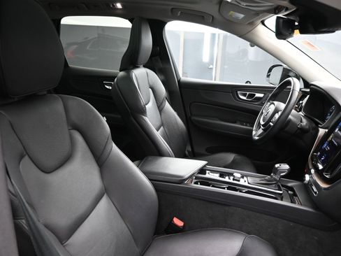 Used 2021 Volvo XC60 T5 Momentum w/ Premium Package image 20