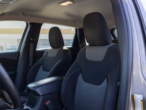 Used 2016 Jeep Cherokee Sport image 12