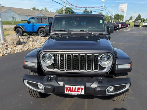 Used 2025 Jeep Wrangler Unlimited Sahara AWD/4WD image 3