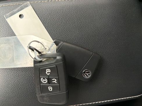 Certified 2022 Volkswagen Tiguan SE R-Line FWD image 24
