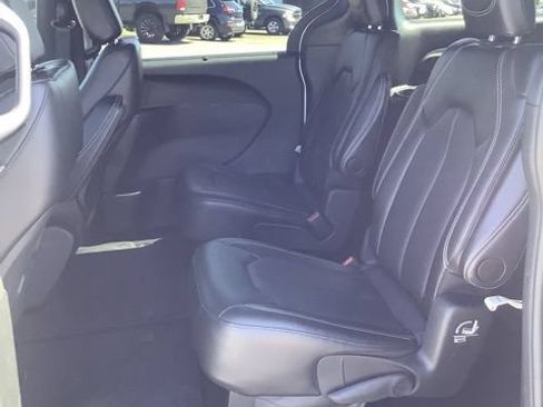 Certified 2025 Chrysler Pacifica Select FWD image 18