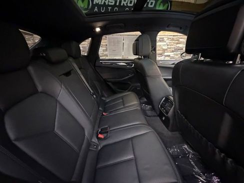 Used 2023 Porsche Macan AWD/4WD image 34