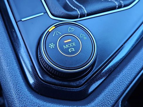 Certified 2025 Volkswagen Taos SE w/ Panoramic Sunroof Package image 17