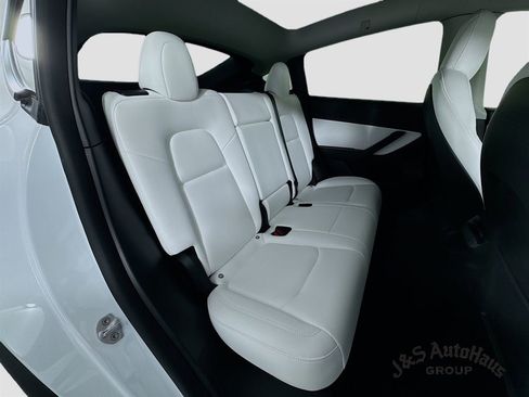 Used 2022 Tesla Model Y Long Range image 31