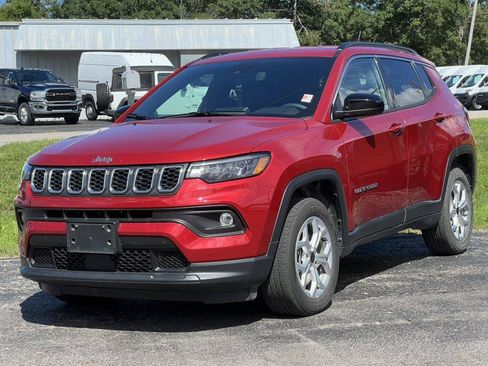 Used 2025 Jeep Compass Latitude AWD/4WD image 3