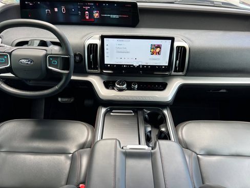 Certified 2025 Ford Expedition Active AWD/4WD image 3