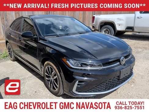 Used 2025 Volkswagen Jetta SE FWD image 1